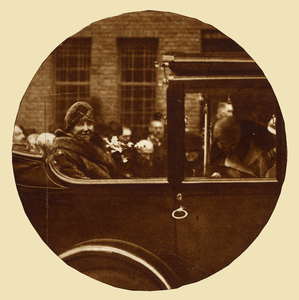 300573 Afbeelding van Koningin Wilhelmina in een auto bij haar vertrek na het bijwonen van de herdenking van de Unie ...
